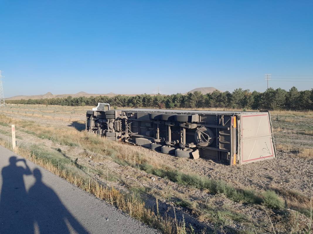 Konya'da TIR devrildi! 1